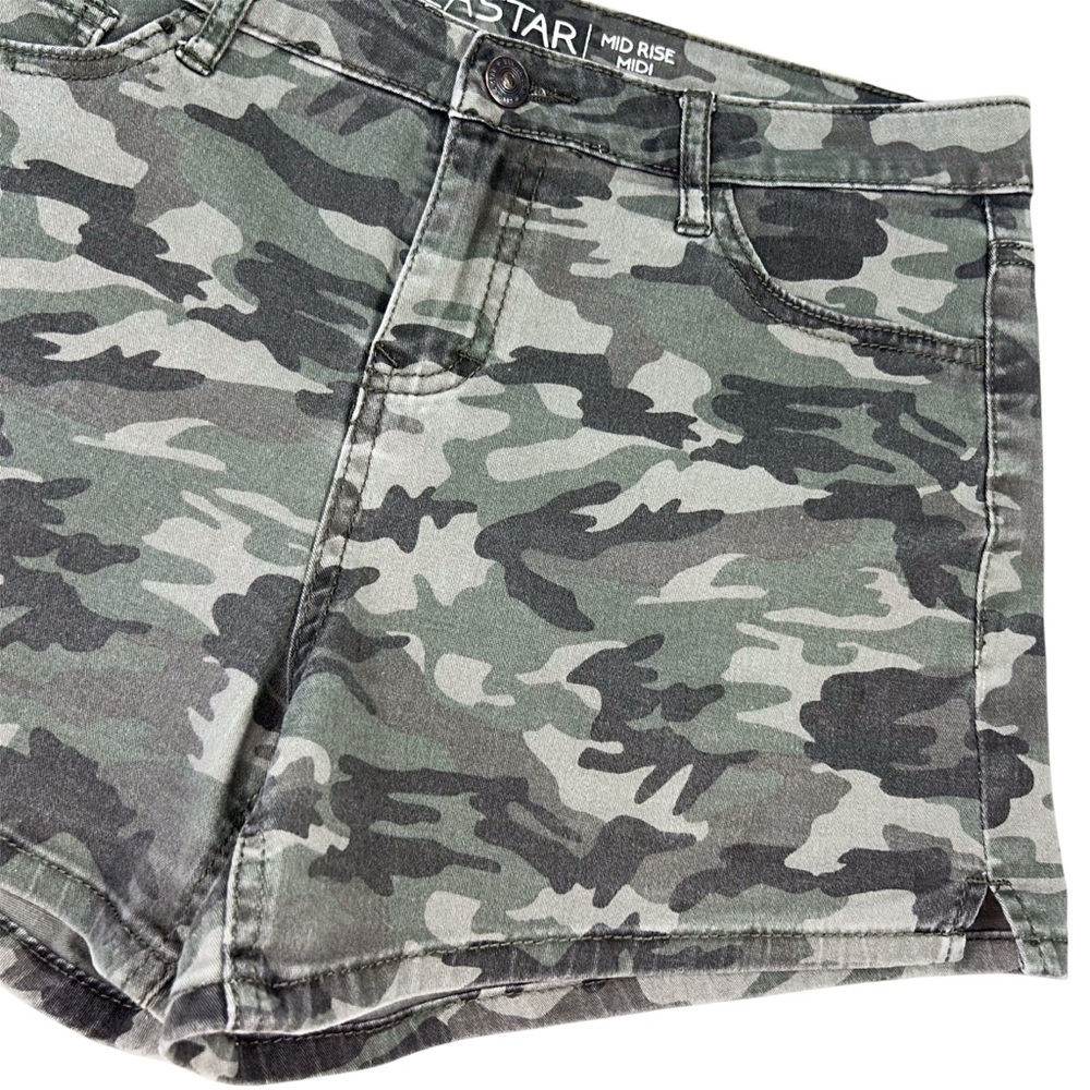 Vanilla Star Camouflage Mid-Rise Midi Shorts Size 11 Juniors - Picture 3 of 9